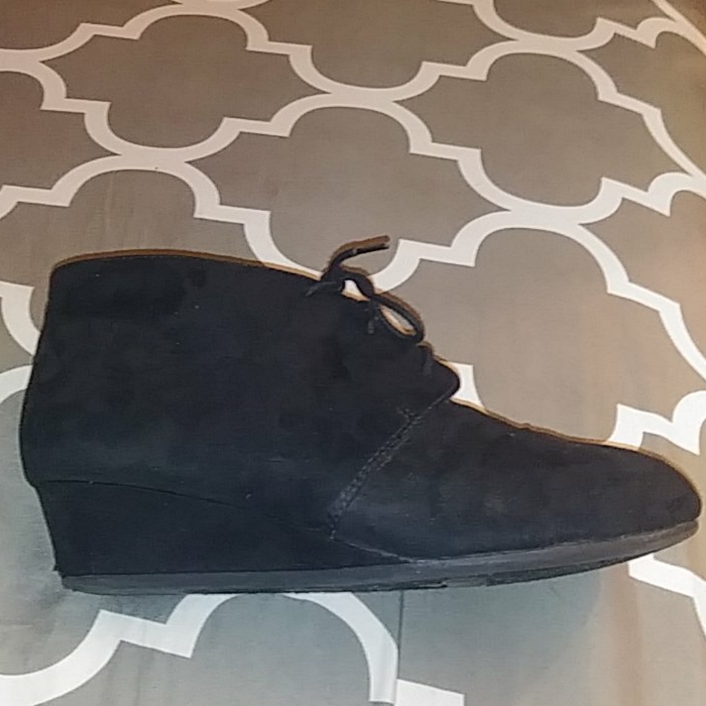 Black wedged heels